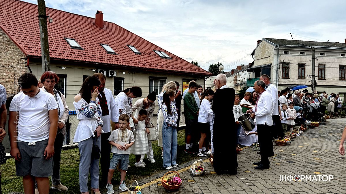 Яблучний Спас у Коломиї: як містяни освячували кошики з фруктами 9