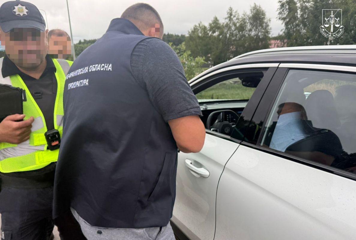 Голову та депутата Верховинської селищної ради викрили на хабарництві: обох затримали 2