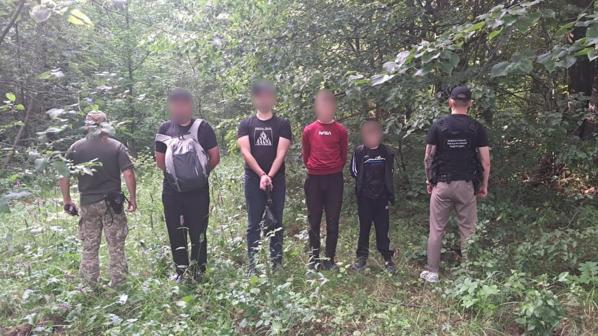 Неподалік кордону затримали прикарпатця, якого через гори вели неповнолітні провідники