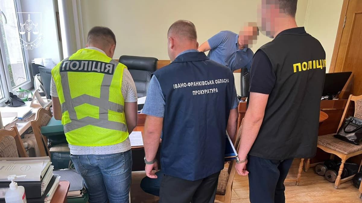 На Прикарпатті викрито масштабні корупційні схеми: 40 підозрюваних та понад 106 млн грн завданих збитків