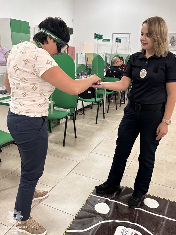 Окуляри "Drunk Busters", які імітують сп'яніння, продемонстрували у сервісному центрі МВС у Коломиї 1