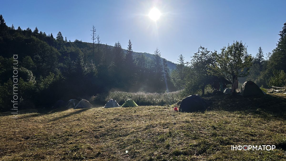 Серед гір, без звʼязку та Інтернету: фоторепортаж з табору коломийських пластунів 2