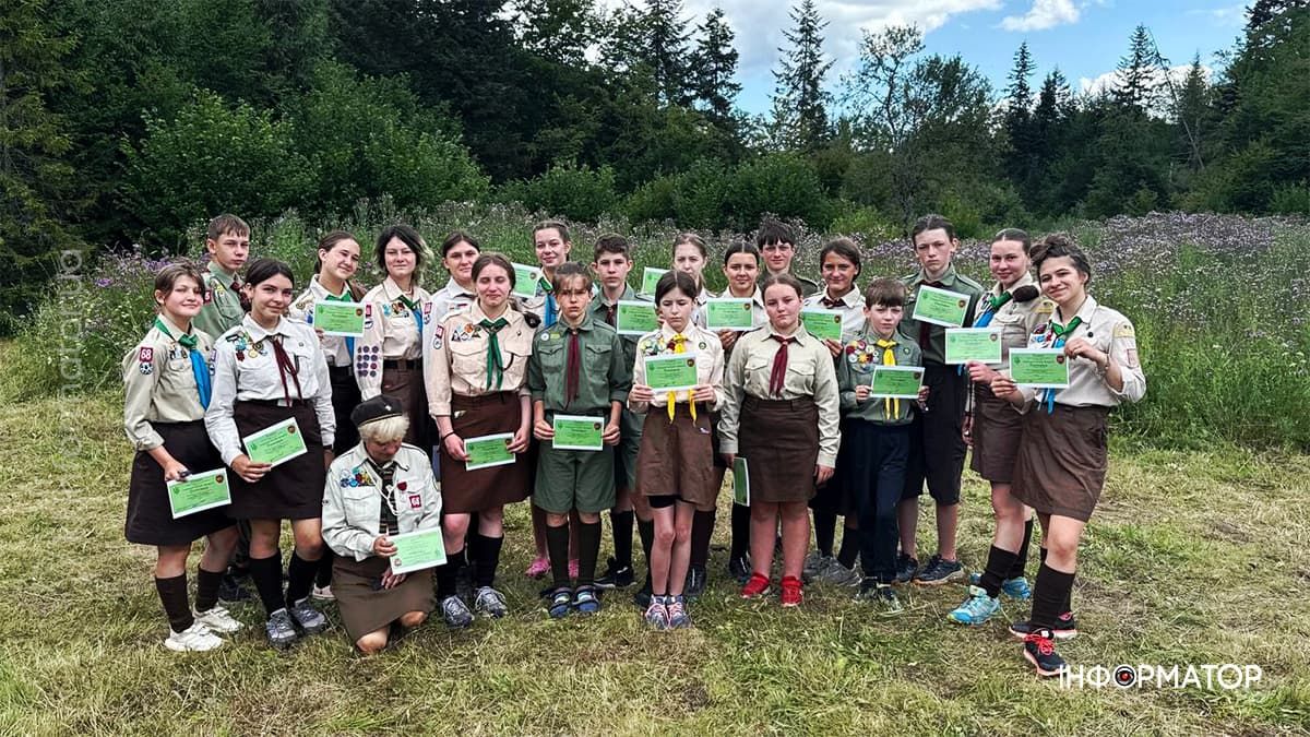 Серед гір, без звʼязку та Інтернету: фоторепортаж з табору коломийських пластунів