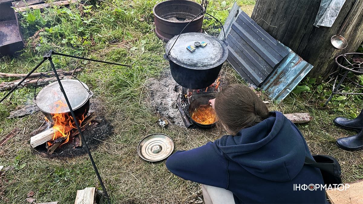 Десь так готується їжа на таборі