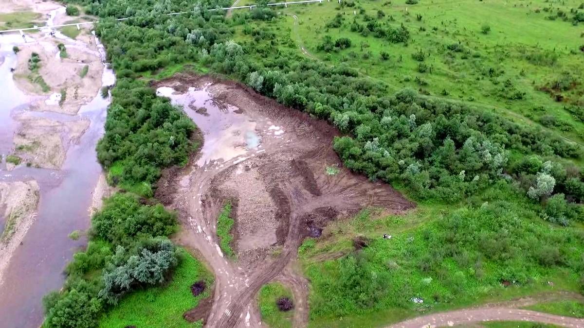 Надвірнянця судили за те, що накопав собі причеп піску на Бистриці