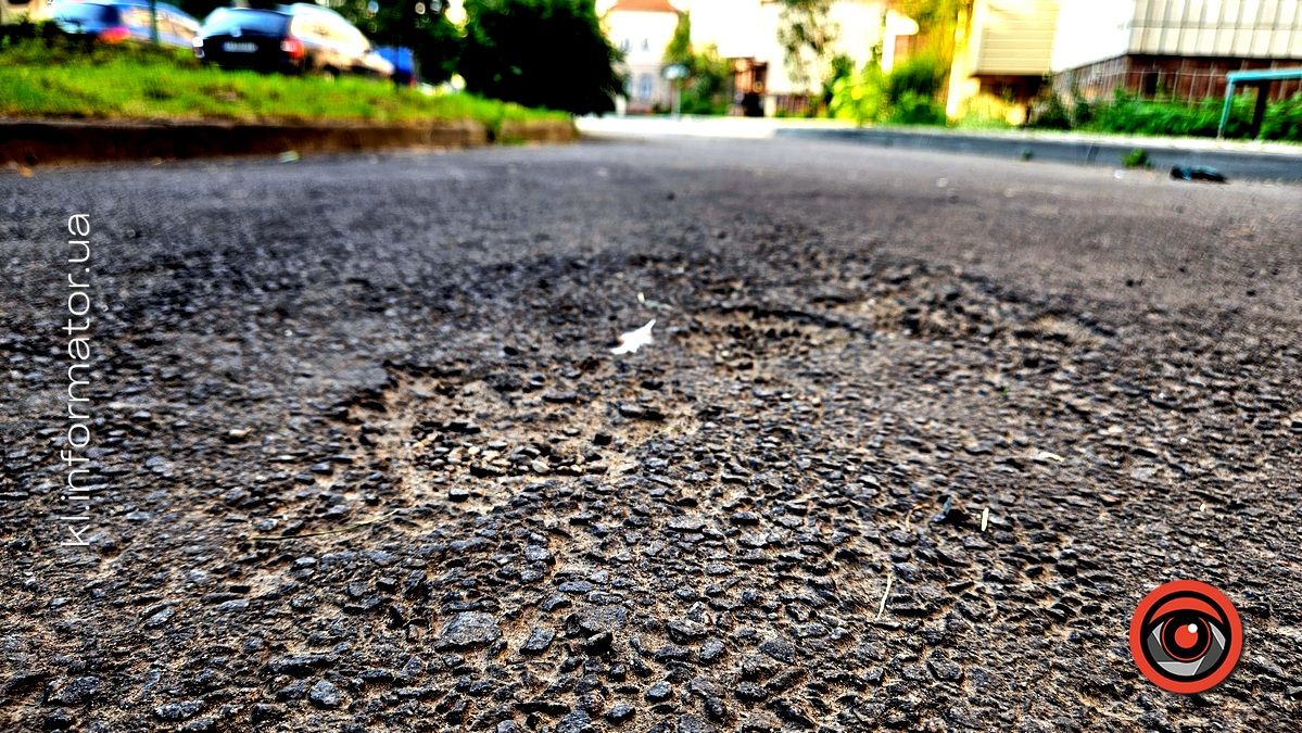 У Коломиї доріжка за пів мільйона потріскалась та зацвіла бур’янами