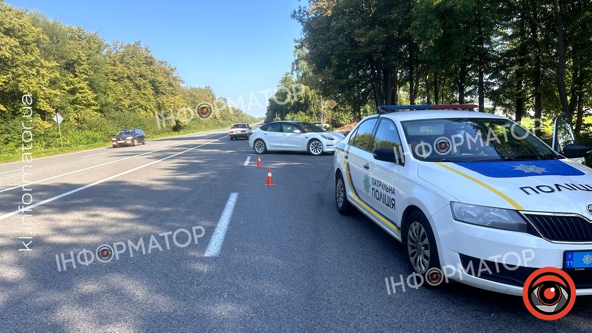 Вдарив Теслу і втік з місця ДТП: аварія під Коломиєю