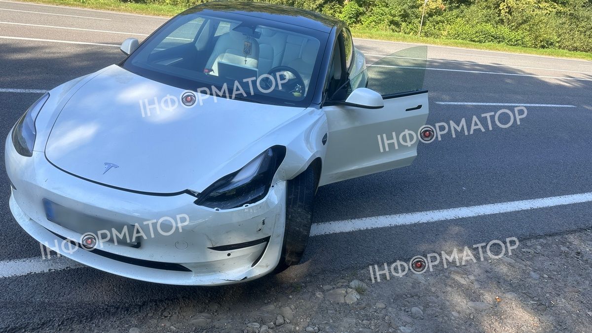 Вдарив "Теслу" і втік: ранкова ДТП під Коломиєю 3