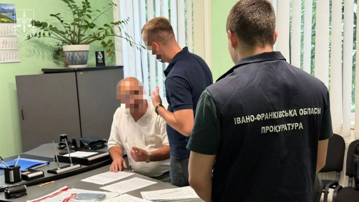 Голову Верховинської селищної ради відсторонили з посади та взяли під варту