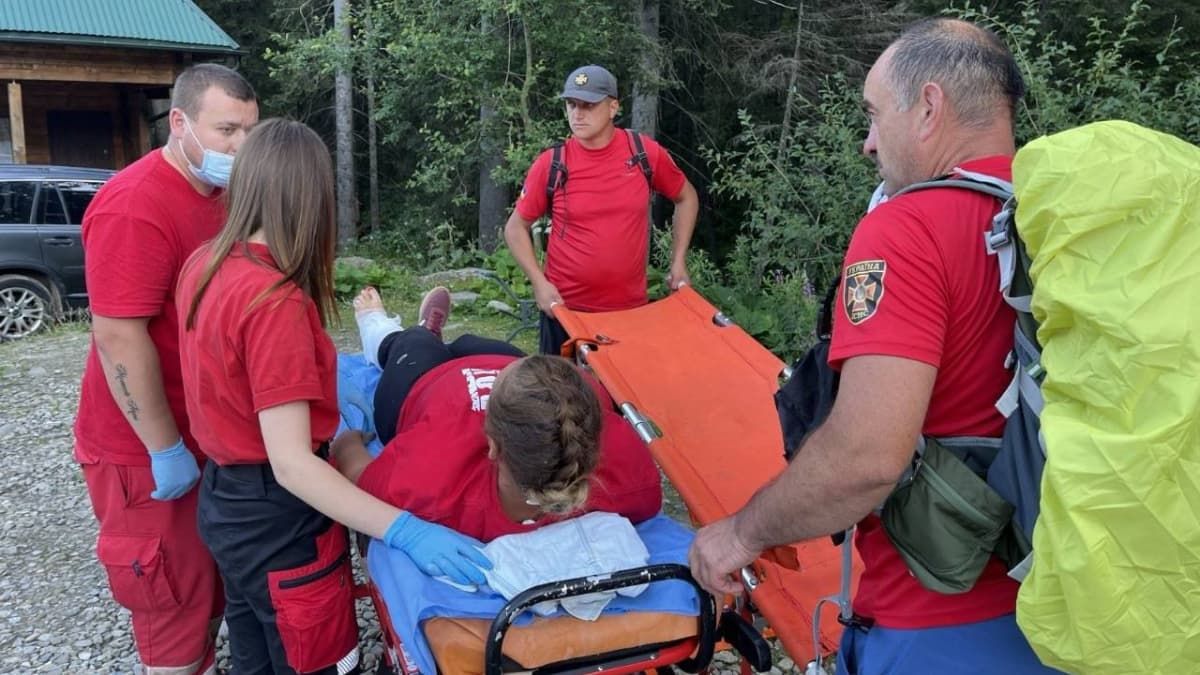 Рятувальники на ношах знесли травмовану туристку зі схилу Говерли