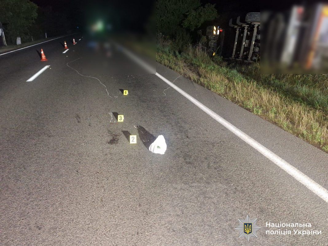 Моторошна аварія на Коломийщині: чоловіка збив автопоїзд, а потім переїхала Audi 2