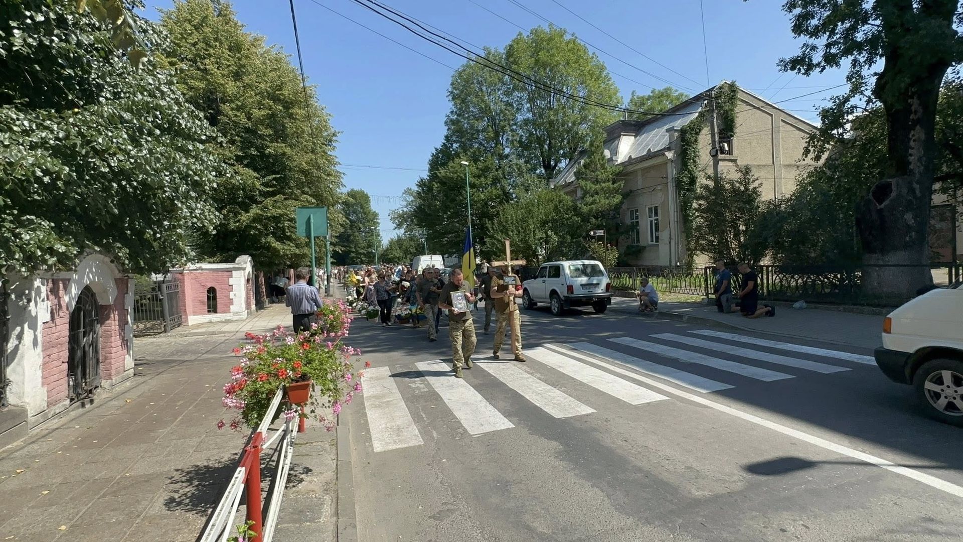 На Надвірнянщині попрощались із загиблим Героєм Владиславом Слезінським 3