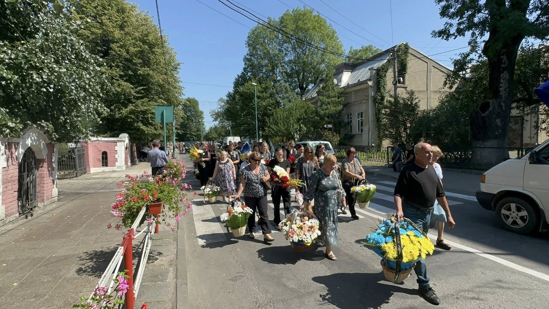 На Надвірнянщині попрощались із загиблим Героєм Владиславом Слезінським 4