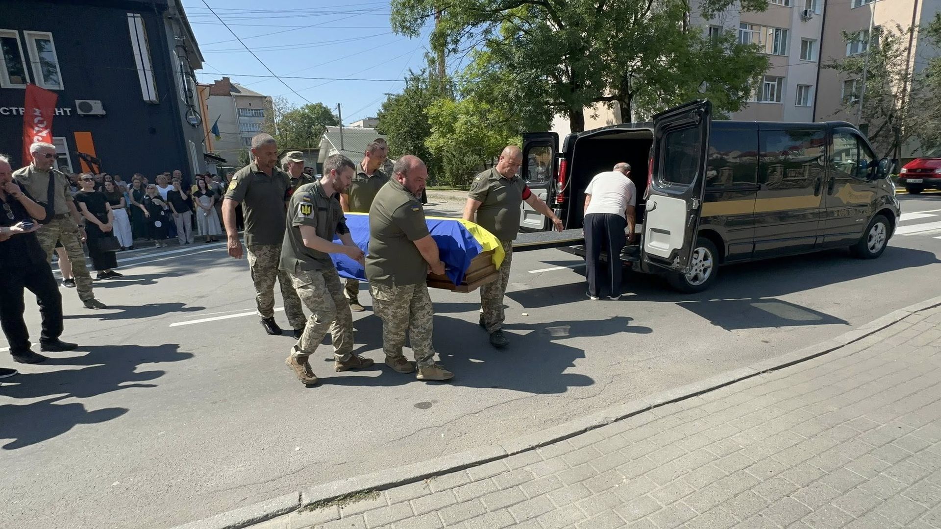 На Надвірнянщині попрощались із загиблим Героєм Владиславом Слезінським 6