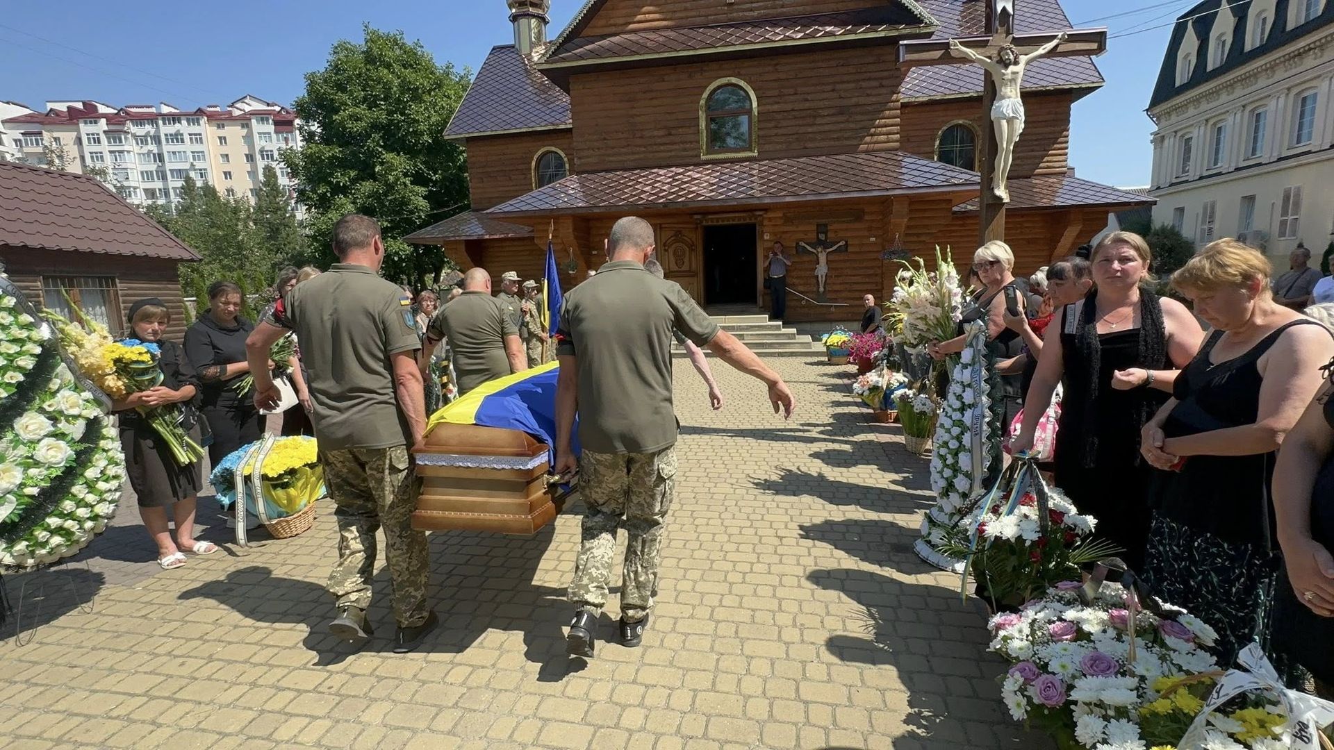 На Надвірнянщині попрощались із загиблим Героєм Владиславом Слезінським 7