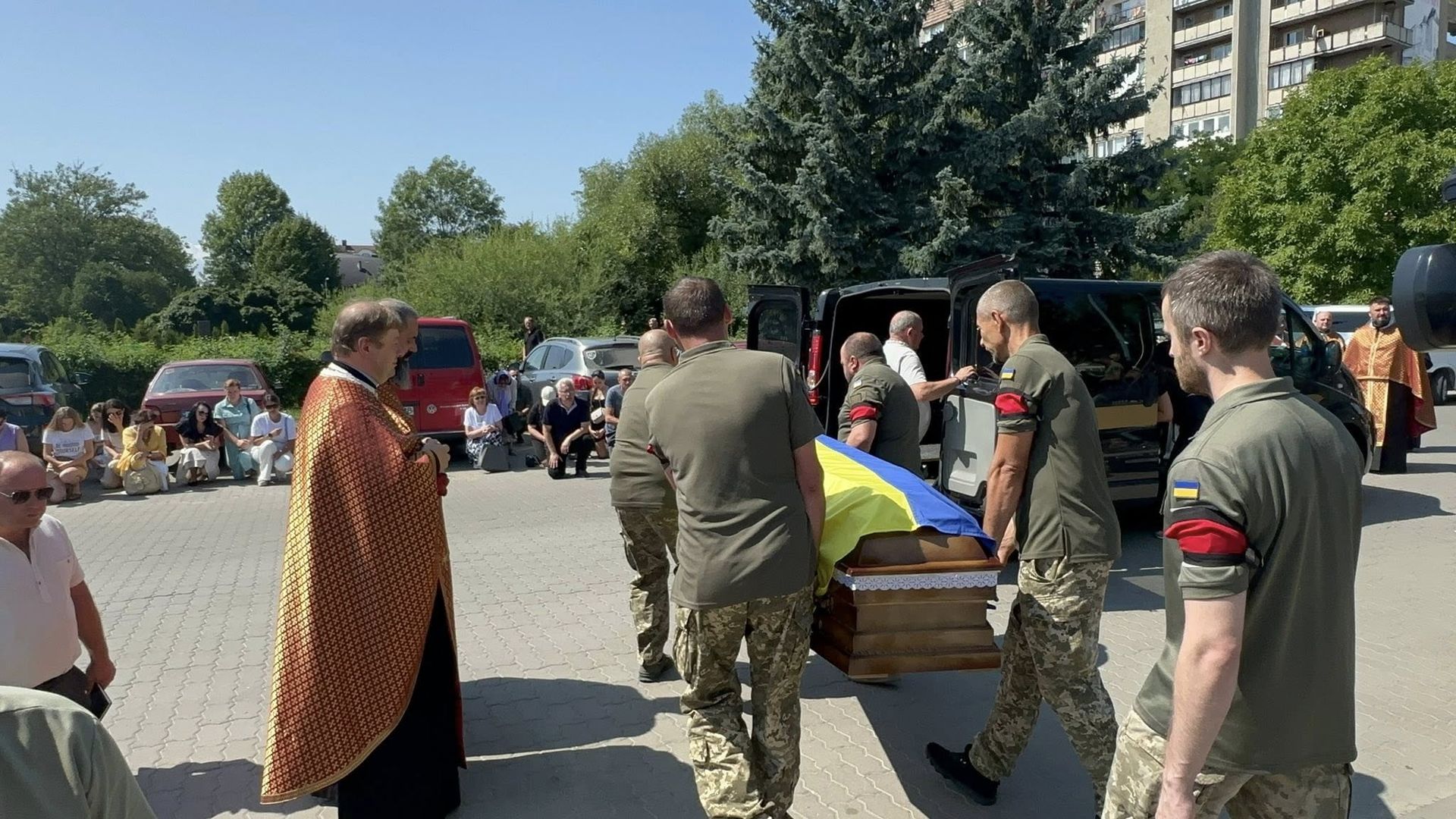На Надвірнянщині попрощались із загиблим Героєм Владиславом Слезінським 10