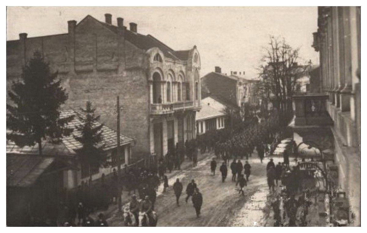 Будинок мера, перукарня й крамниця елегантного взуття: історія розкішної будівлі на вул. Театральна, 36 1