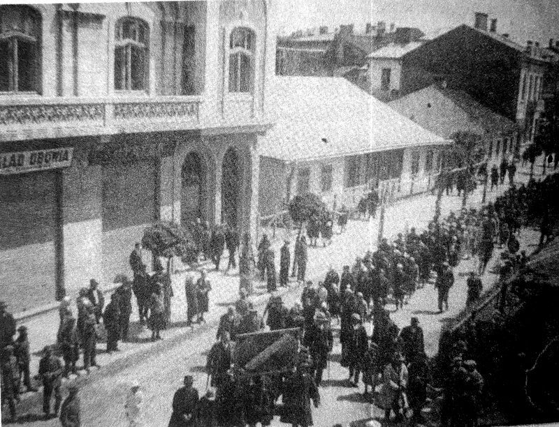 Учасники Свята української кооперації 1929 року. Фото з видом на будинок під номером 36. Фонд МІК Інв No. Ф-4354, є в книжці "Про що мовчать..."