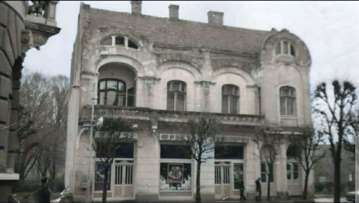 1980-ті роки. На 1 поверсі - фруктовий та овочевий магазини.