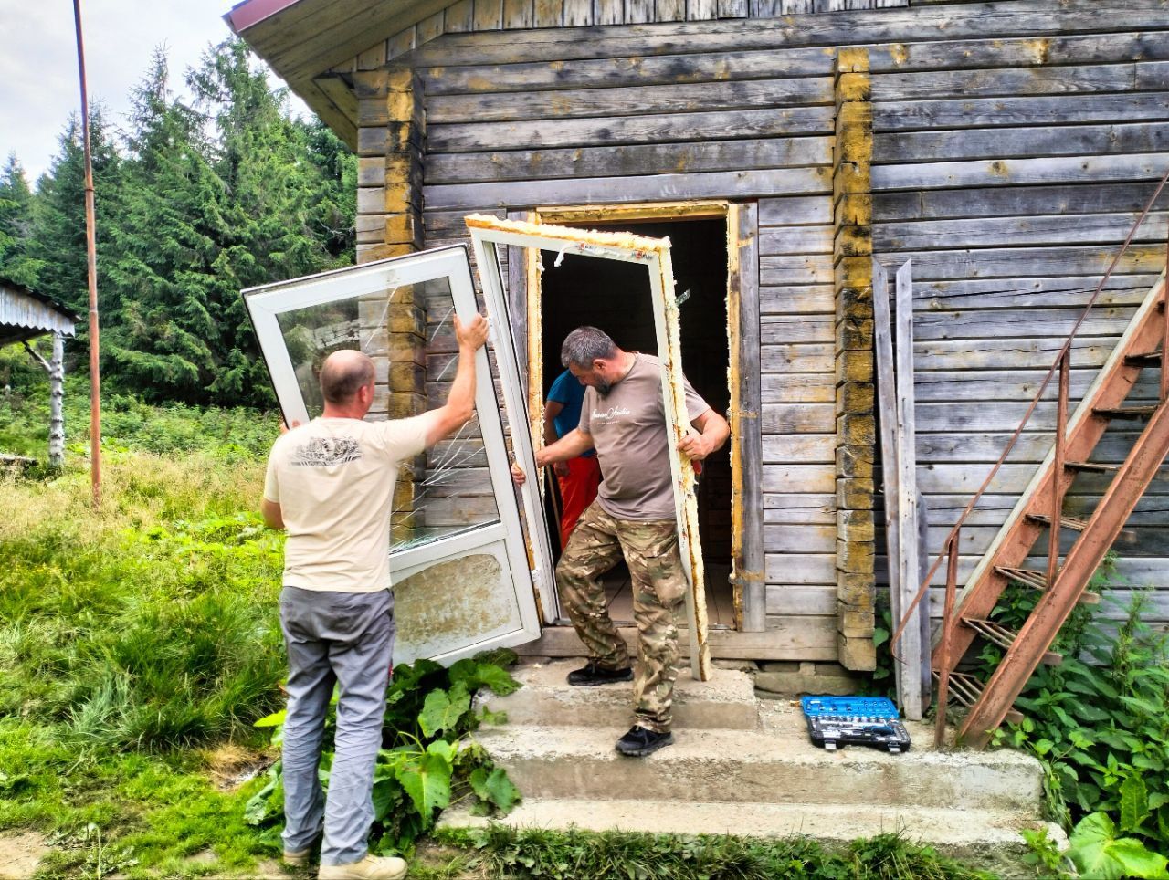 Проведення ремонтних робіт із заміни дверей. Фото: команда "Волонтерські мандрівки"