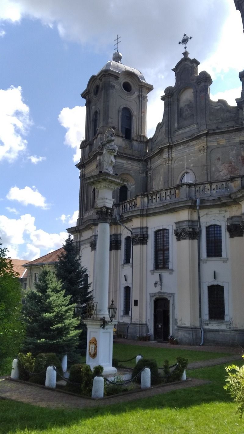 Активісти встановили німб над фігурою Діви Марії перед костелом у Городенці | ВІДЕО 3