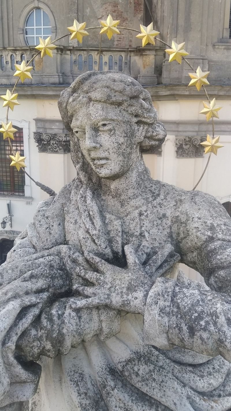 Активісти встановили німб над фігурою Діви Марії перед костелом у Городенці | ВІДЕО 2