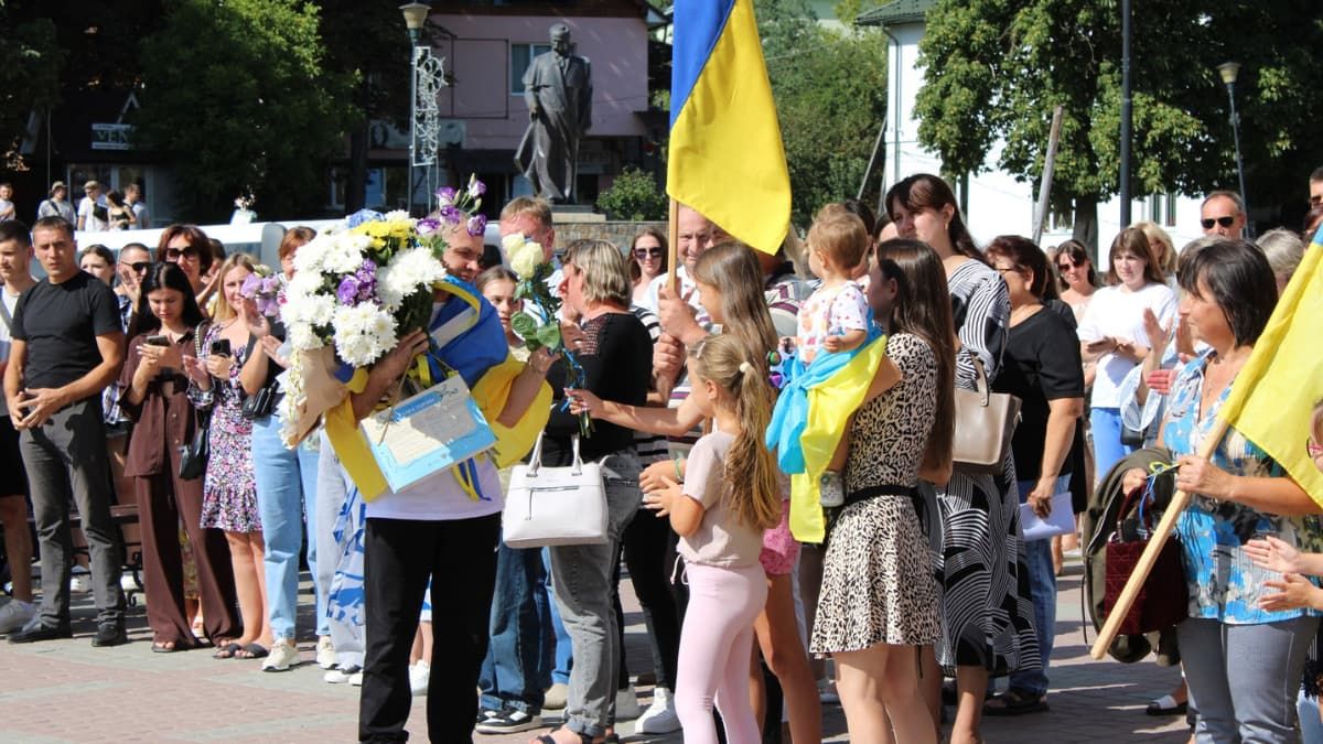 У Верховині урочисто зустріли звільненого з полону воїна Петра Недоходюка