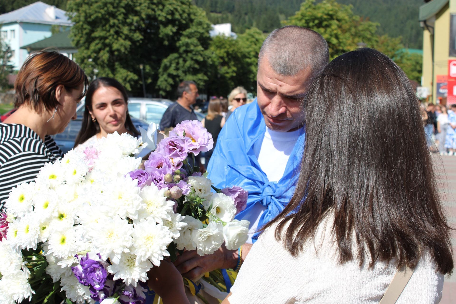У Верховині урочисто зустріли звільненого з полону воїна Петра Недоходюка 15