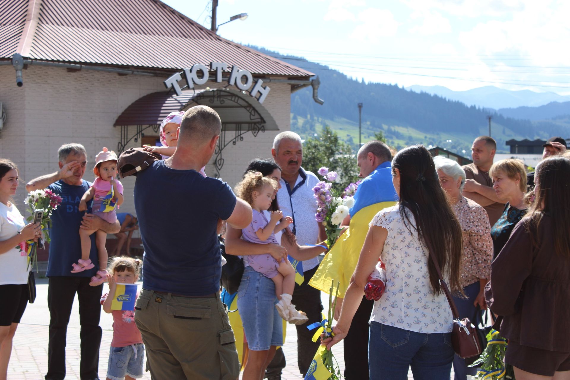 У Верховині урочисто зустріли звільненого з полону воїна Петра Недоходюка 1