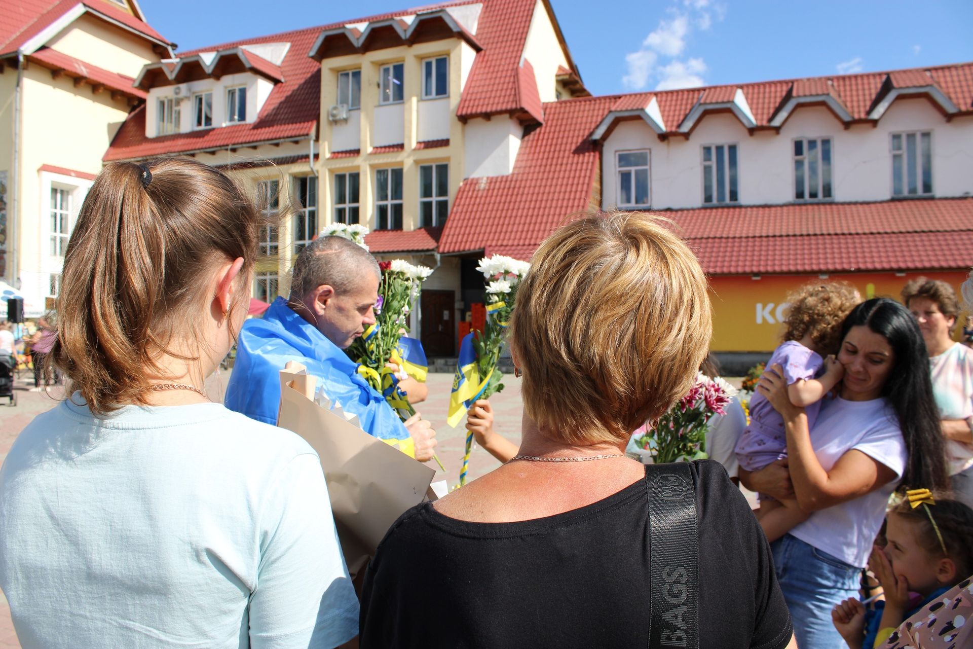 У Верховині урочисто зустріли звільненого з полону воїна Петра Недоходюка 3