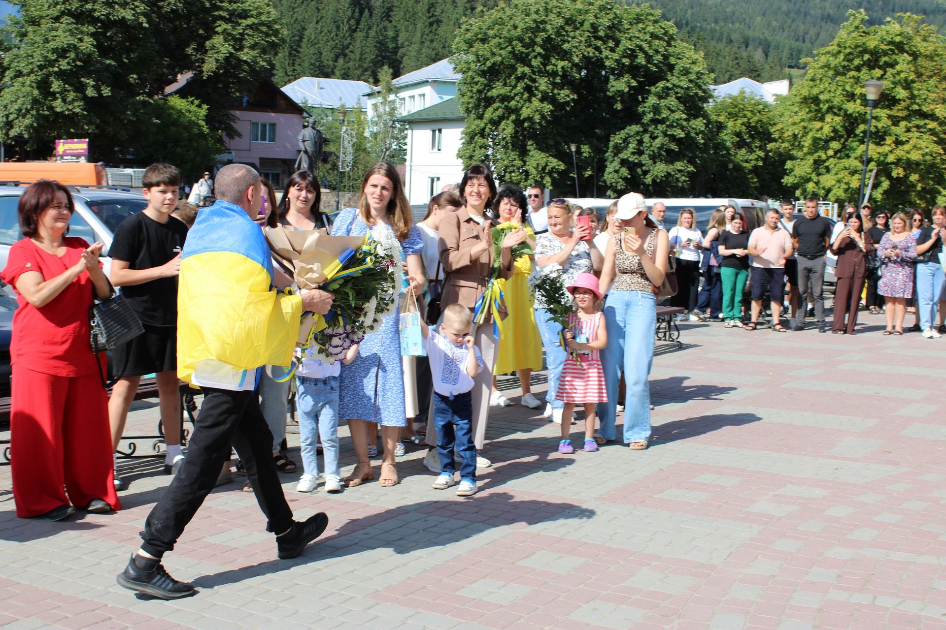 У Верховині урочисто зустріли звільненого з полону воїна Петра Недоходюка 4