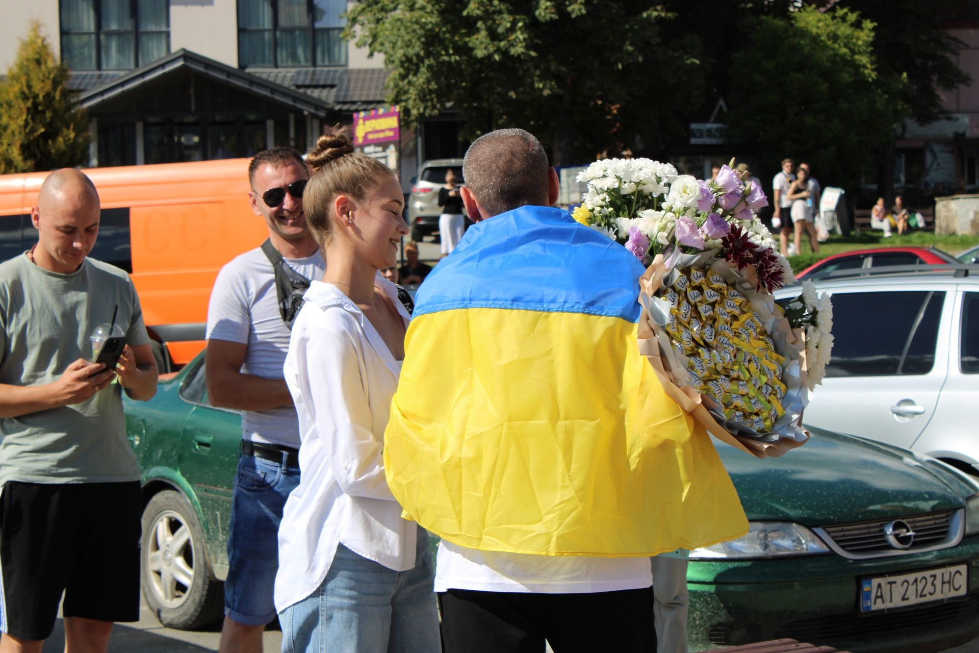 У Верховині урочисто зустріли звільненого з полону воїна Петра Недоходюка 5