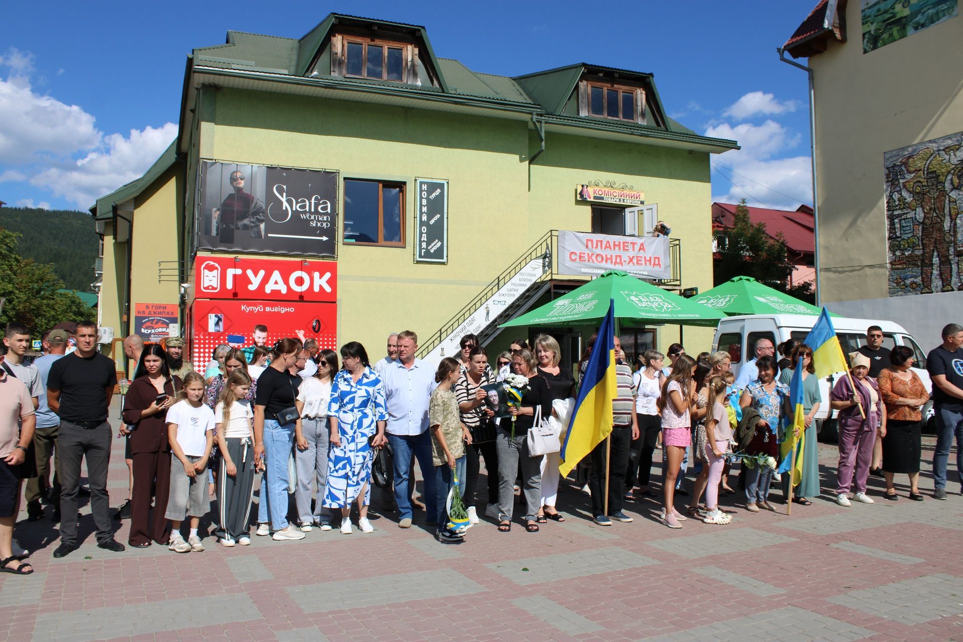 У Верховині урочисто зустріли звільненого з полону воїна Петра Недоходюка 6