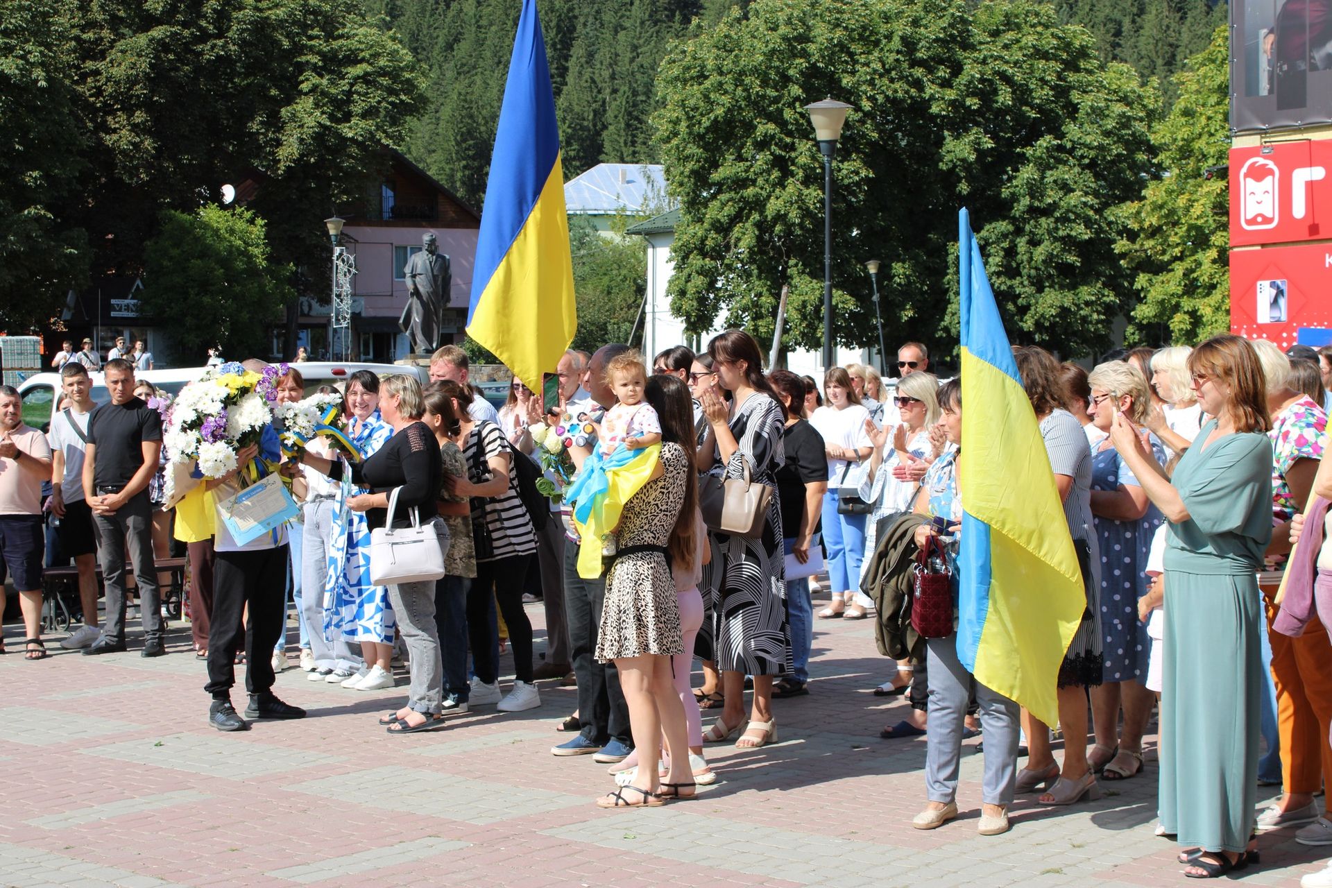 У Верховині урочисто зустріли звільненого з полону воїна Петра Недоходюка 7