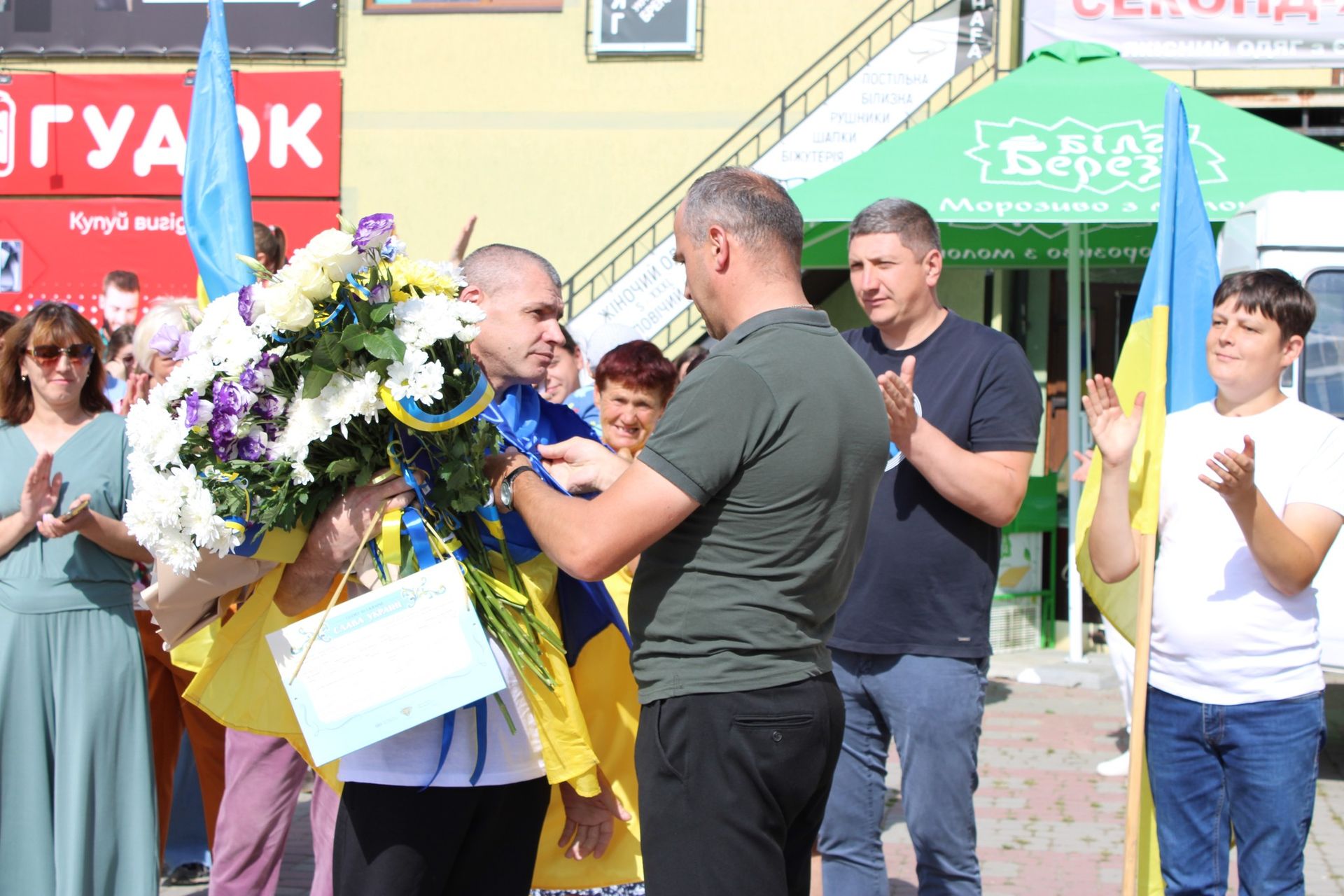 У Верховині урочисто зустріли звільненого з полону воїна Петра Недоходюка 8
