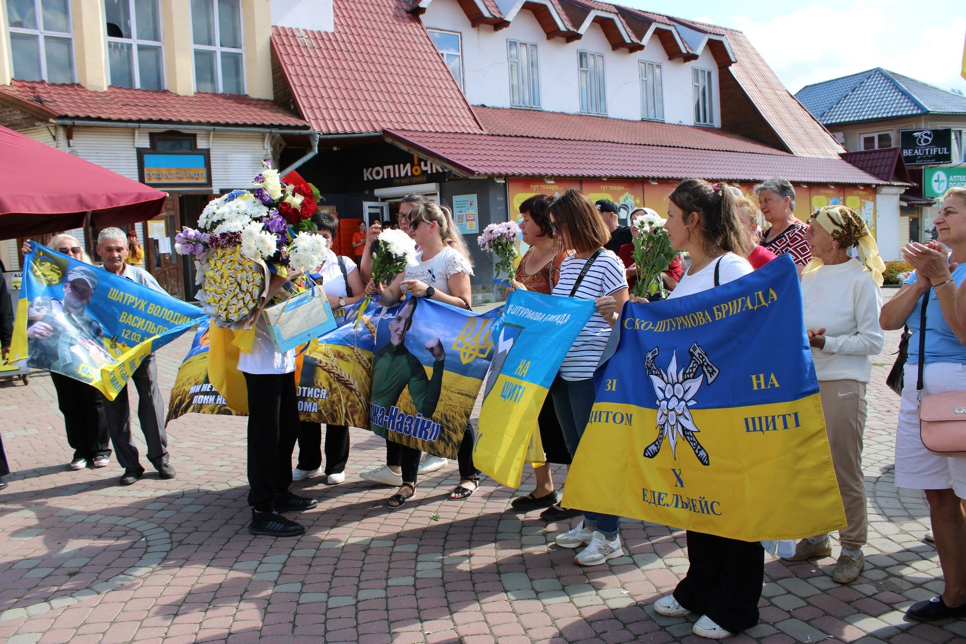 У Верховині урочисто зустріли звільненого з полону воїна Петра Недоходюка 9