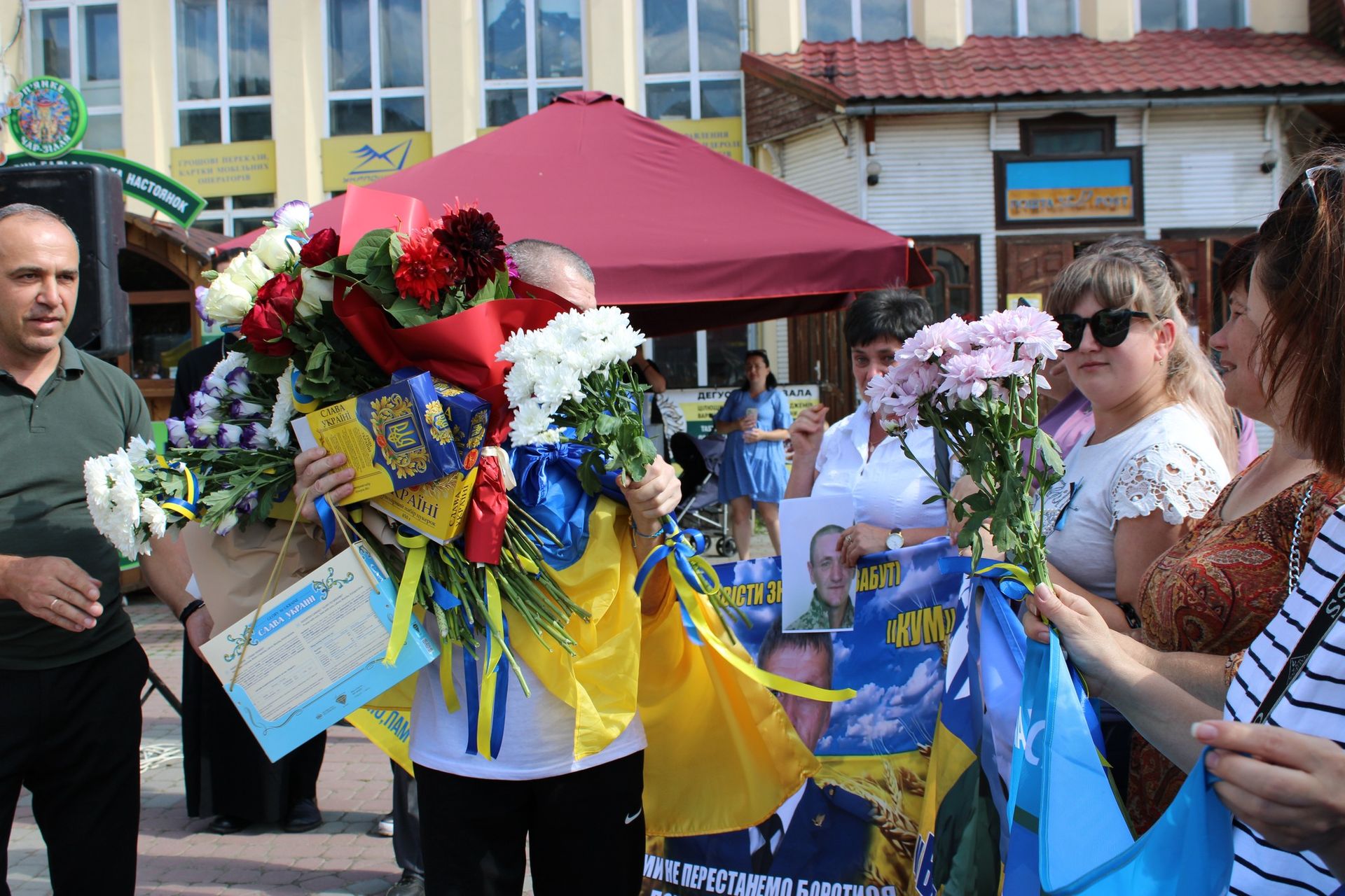 У Верховині урочисто зустріли звільненого з полону воїна Петра Недоходюка 10