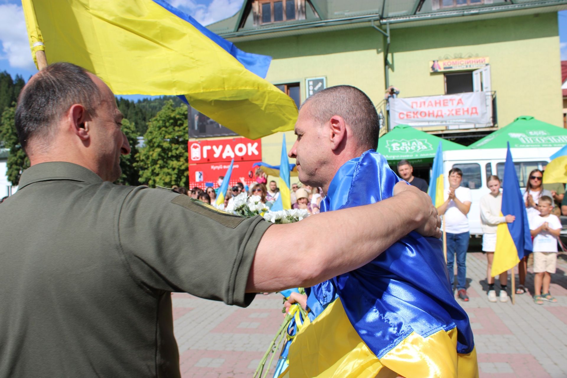 У Верховині урочисто зустріли звільненого з полону воїна Петра Недоходюка 11
