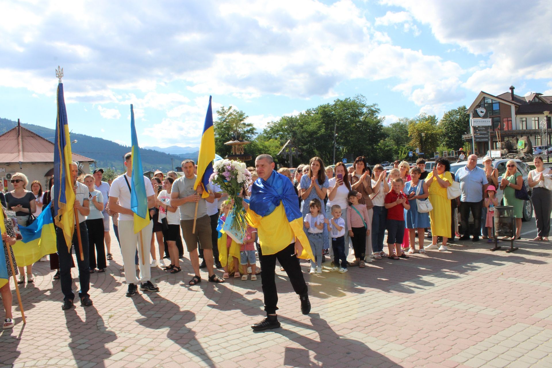 У Верховині урочисто зустріли звільненого з полону воїна Петра Недоходюка 12