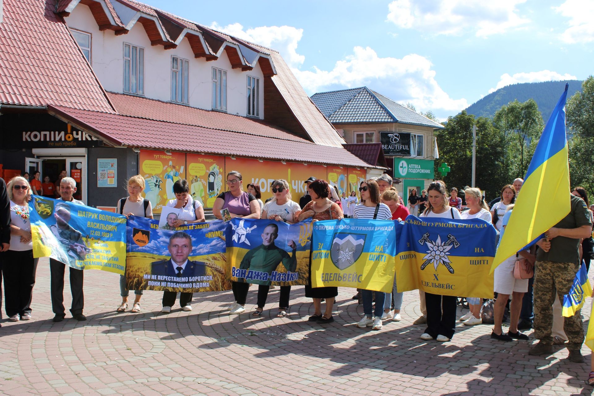 У Верховині урочисто зустріли звільненого з полону воїна Петра Недоходюка 13