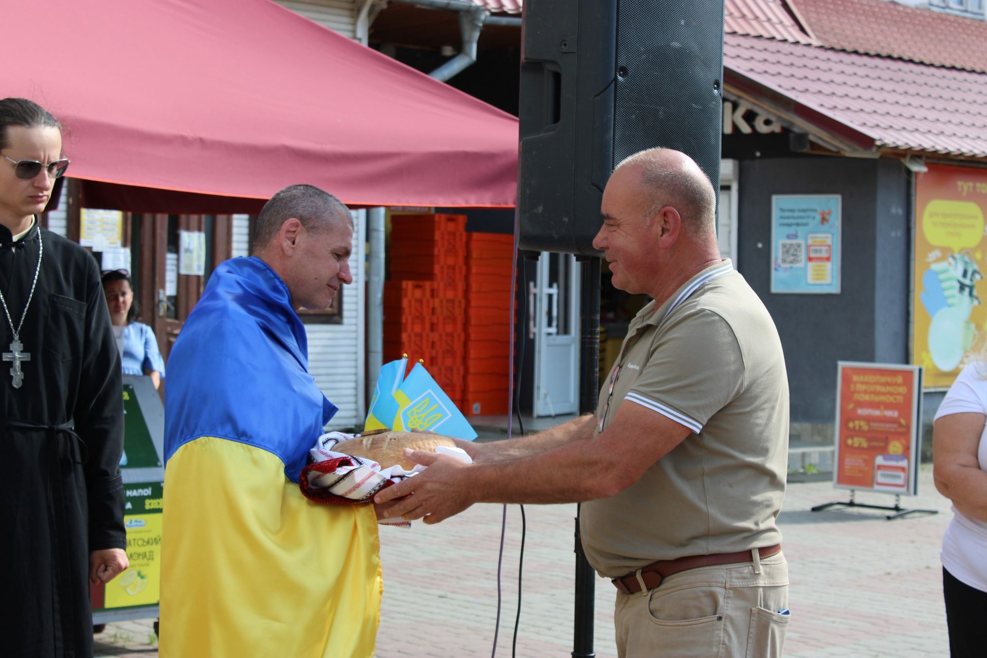 У Верховині урочисто зустріли звільненого з полону воїна Петра Недоходюка 14