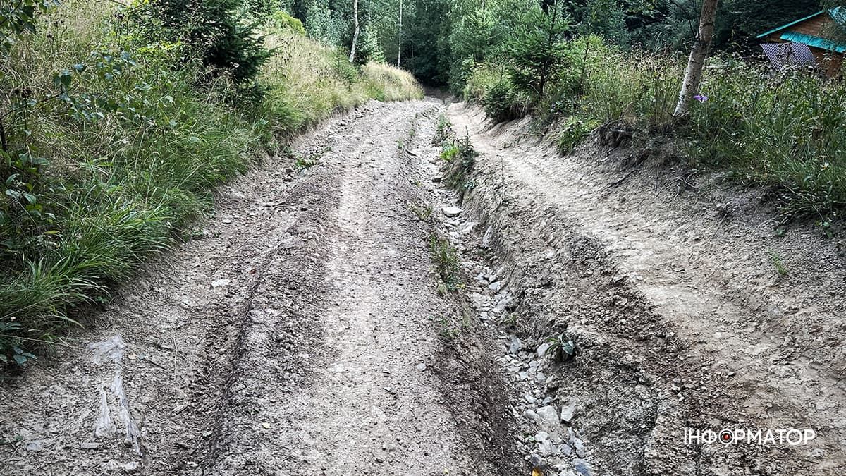 Турисична стежка по дорозі на Явірник-Горган (неподалік Яремче) Турисична стежка по дорозі на Явірник-Горган (неподалік Яремче)