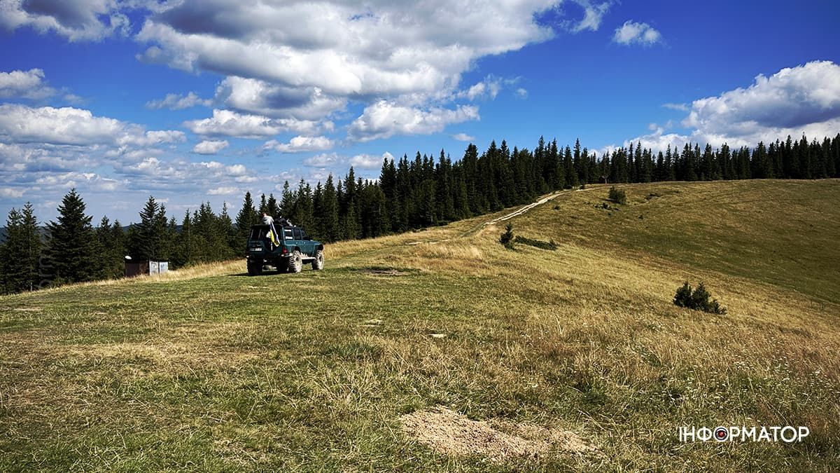 Черговий позашляховик, який "катає" туристів прямо на полонині Явірник Черговий позашляховик, який "катає" туристів прямо на полонині Явірник