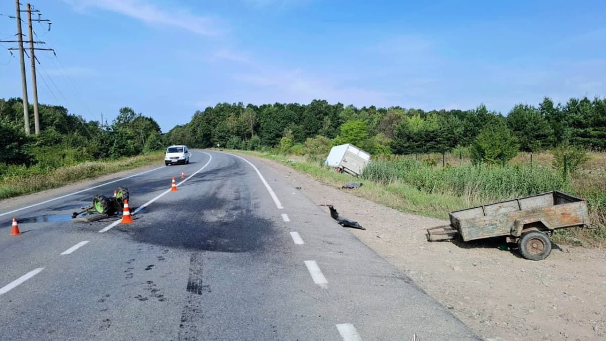 ДТП з постраждалим: на Івано-Франківщині водій мотоблоку зіткнувся з вантажівкою