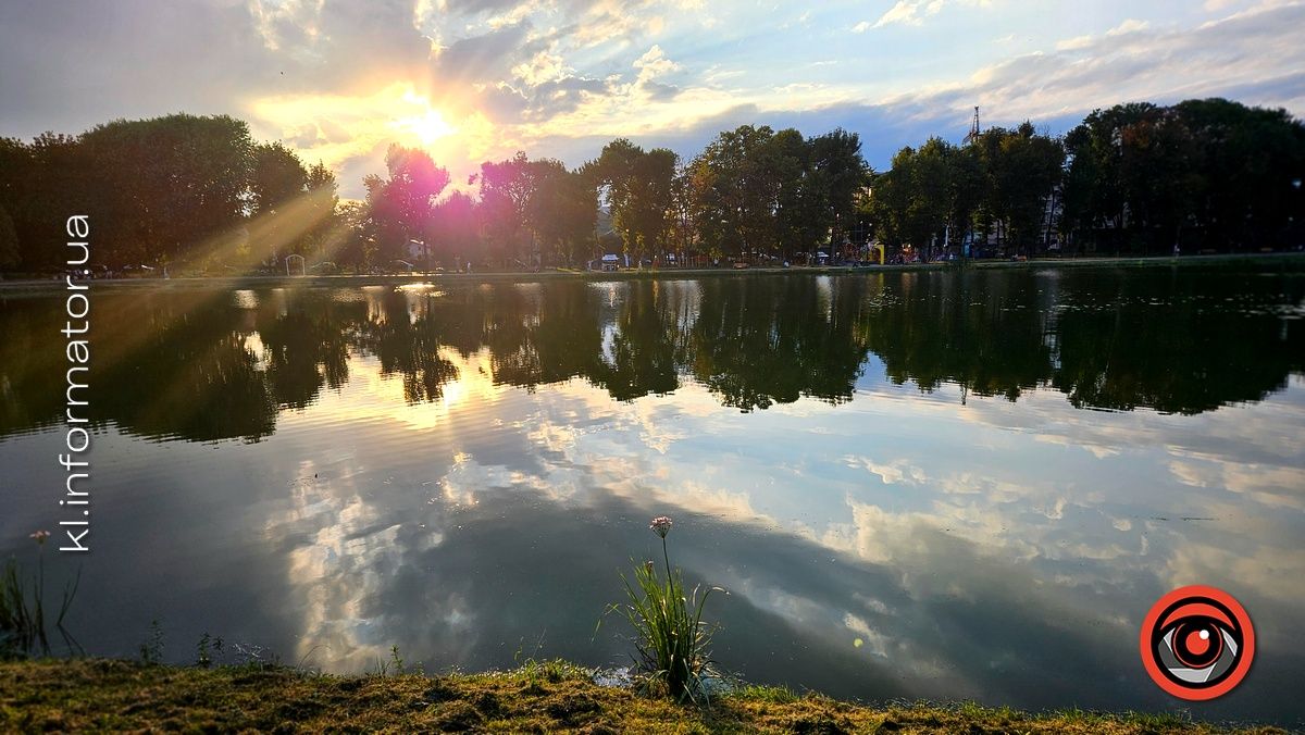 Далі від шлюзу води озера виглядають чистішими, невеликі остівці плівок на воді зустрічають тільки біля самого берегово зрізу, найбільше вздовж берего до острівця і мостика від вул. Моцарта Далі від шлюзу води озера виглядають чистішими, невеликі остівці плівок на воді зустрічають тільки біля самого берегово зрізу, найбільше вздовж берего до острівця і мостика від вул. Моцарта