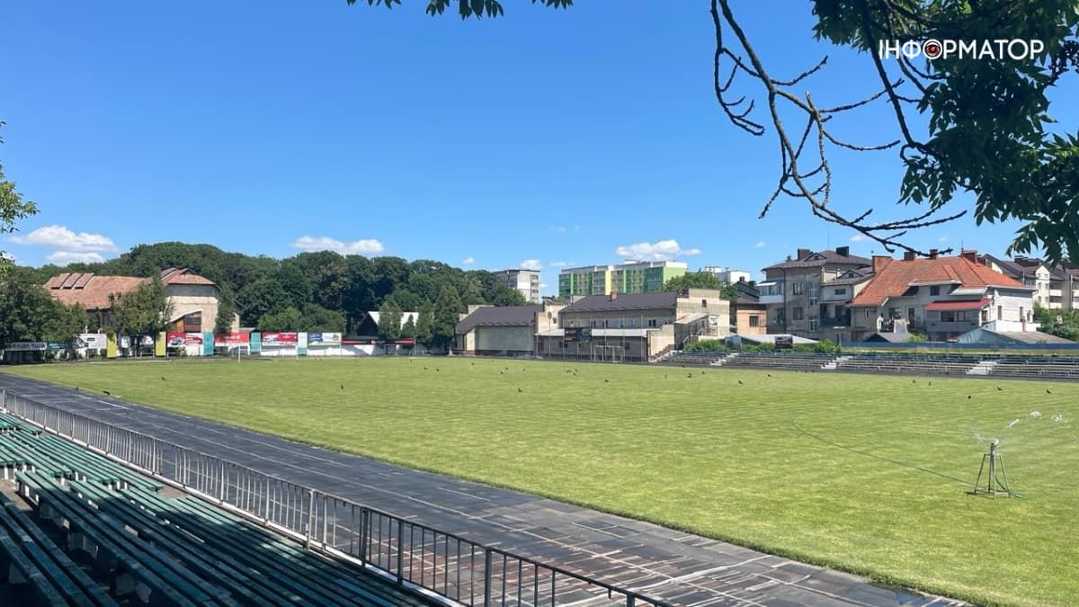 Де в Коломиї можна пограти в футбол: добірка полів із травʼяним покриттям