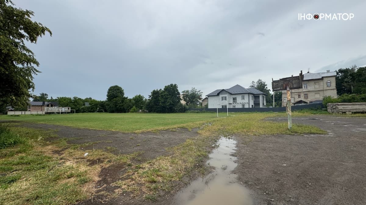 Поле Коломийського ліцею №1