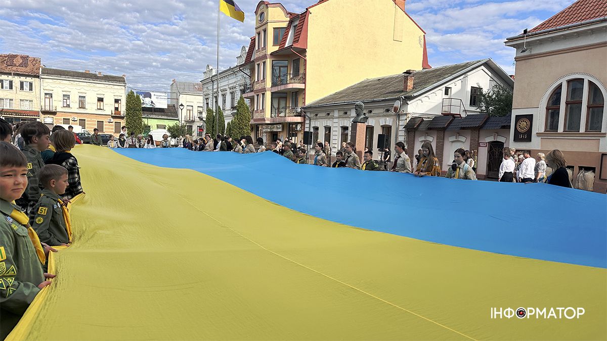 До Дня Державного Прапора в Коломиї розгорнули 17-метровий стяг 16