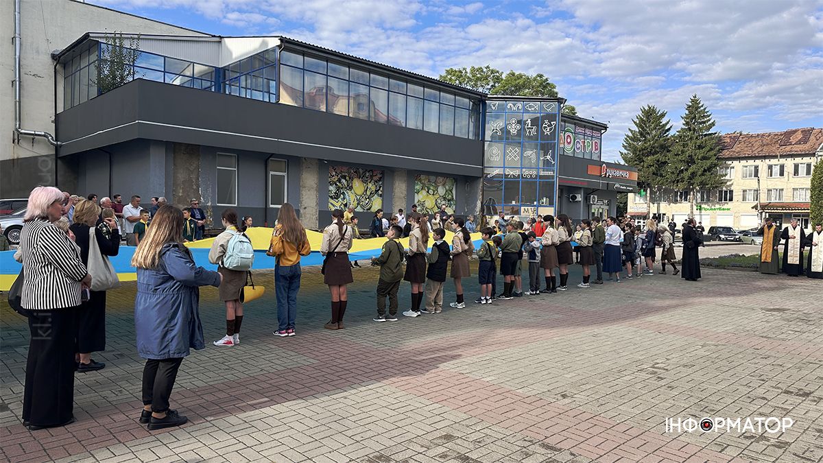 До Дня Державного Прапора в Коломиї розгорнули 17-метровий стяг 14