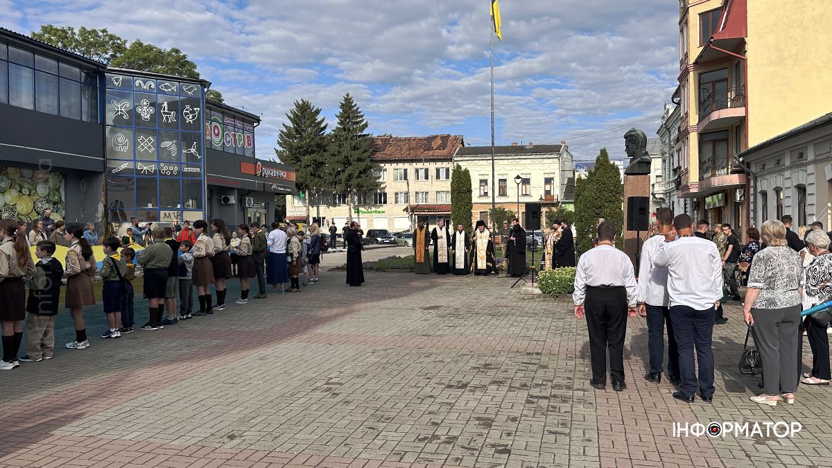 До Дня Державного Прапора в Коломиї розгорнули 17-метровий стяг 15